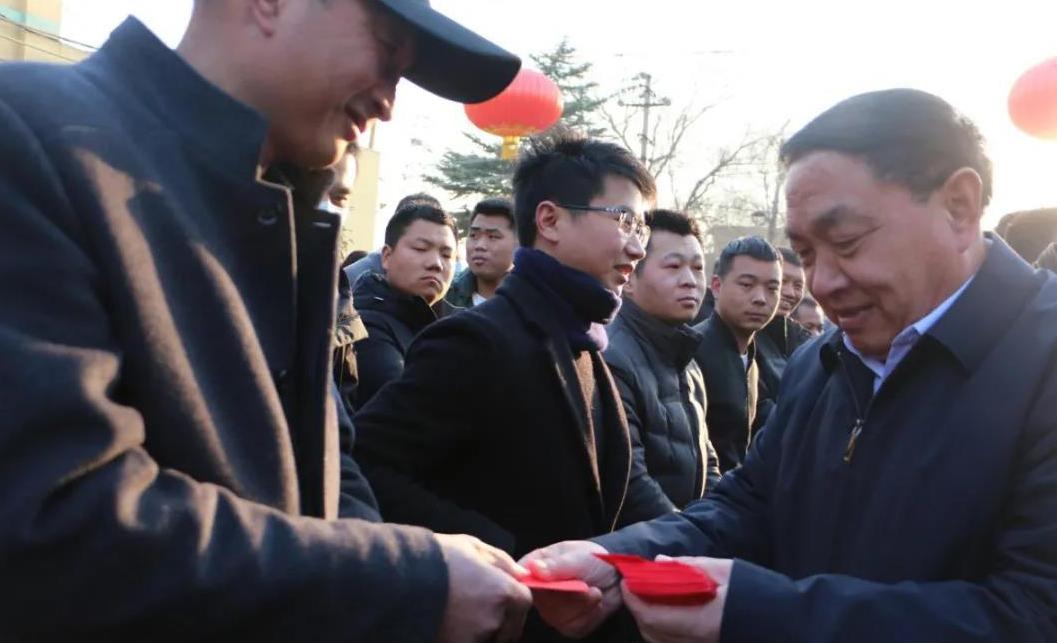 新鄉(xiāng)長城機械領(lǐng)導(dǎo)為員工發(fā)開工紅包