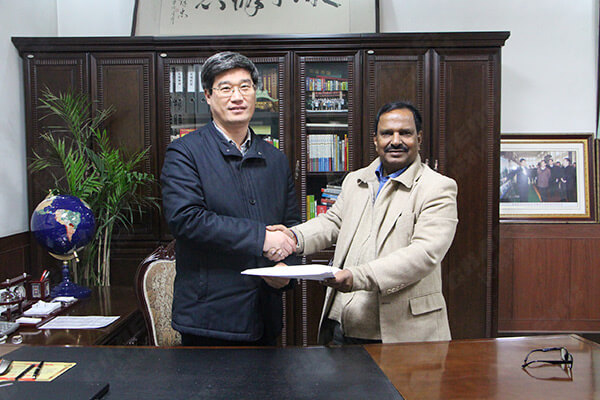 新鄉(xiāng)長(zhǎng)城機(jī)械與巴基斯坦客戶合作現(xiàn)場(chǎng) 新鄉(xiāng)長(zhǎng)城機(jī)械與巴基斯坦客戶合作現(xiàn)場(chǎng)