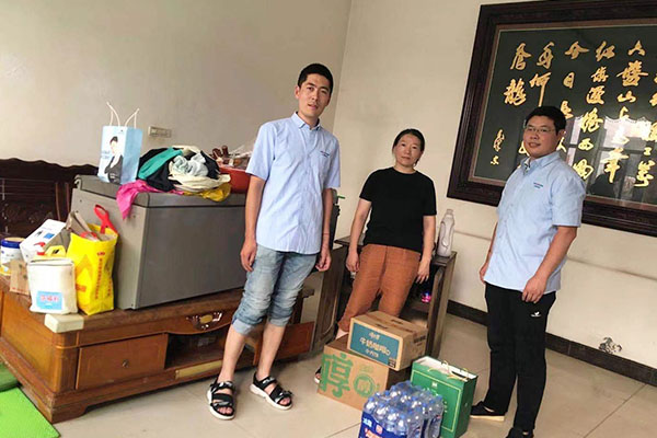 新鄉(xiāng)長(zhǎng)城派代表慰問受災(zāi)的員工