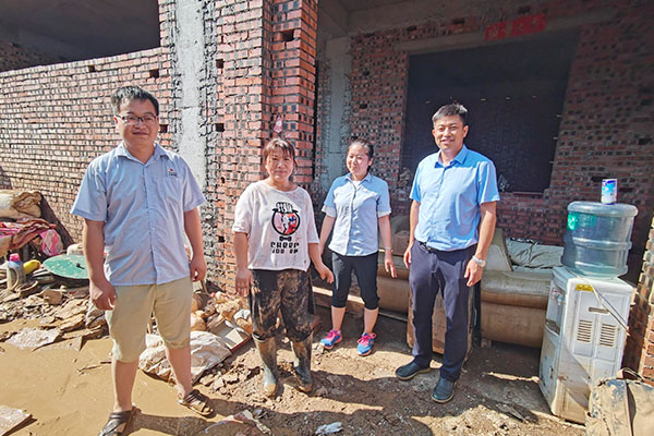 新鄉(xiāng)長(zhǎng)城派代表慰問受災(zāi)的員工