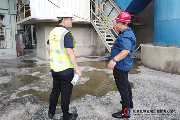 長(zhǎng)城團(tuán)隊(duì)深入礦渣微粉生產(chǎn)一線(xiàn)