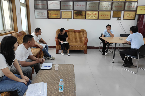 長城萬里行團隊就積極與客戶進行面對面交流