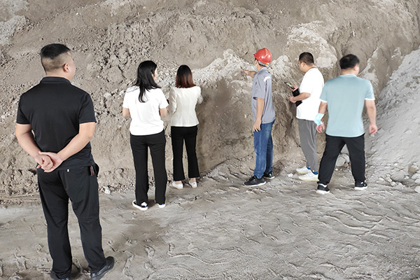 新鄉(xiāng)長(zhǎng)城機(jī)械萬(wàn)里行團(tuán)隊(duì)走訪客戶