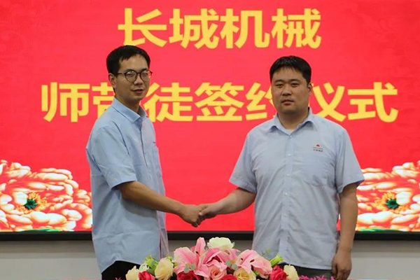 師徒代表上臺簽訂帶教協(xié)議