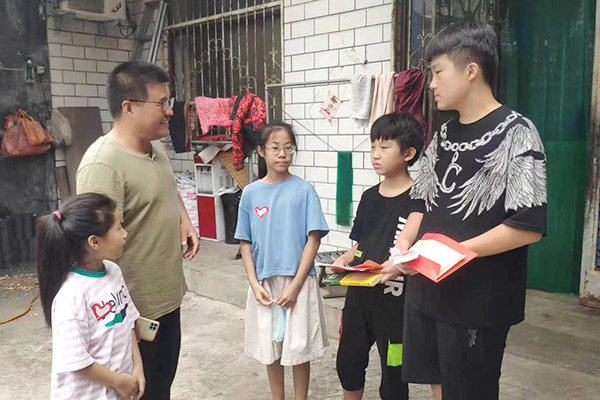 新鄉(xiāng)長城集團愛心家庭攜手輝縣義工“愛心助學，點亮希望”