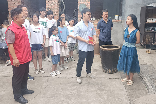 新鄉(xiāng)長城集團愛心家庭攜手輝縣義工“愛心助學，點亮希望”